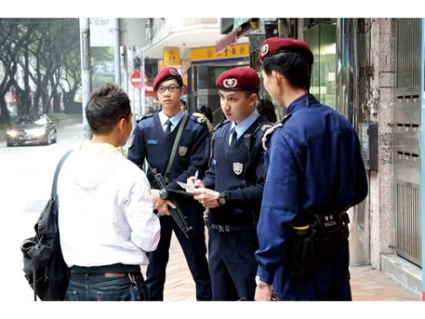 市内の巡回を行う特警隊 (c) 治安警察局