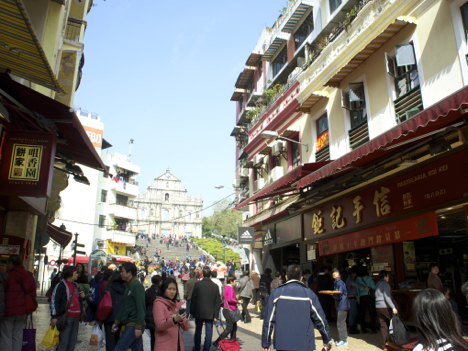 旅行者向け土産店が多く建ち並ぶ聖ポール天主堂跡周辺―本紙撮影