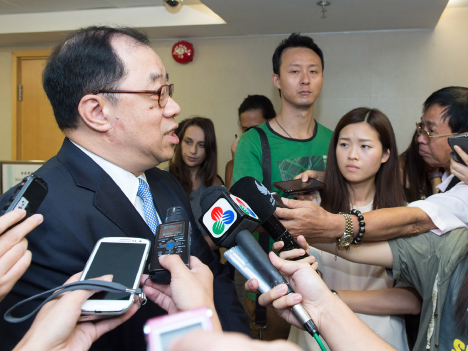 7月のカジノ売上後に記者会見に臨むフランシス・タム経済財政担当相（写真提供：新聞局）