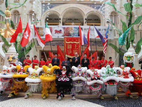 記者会見後に行われた記念撮影（写真：MGM Macau）