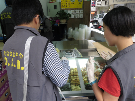 巡回査察を行う食品安全センター職員（写真：民政總署）