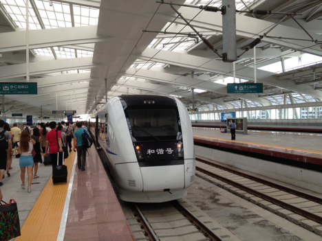 珠海駅に停車中の中国版新幹線「和諧号」CRH1型車輌。珠海駅と広州南駅の間をおよそ1時間で結ぶ（資料）＝2013年6月ー本紙撮影