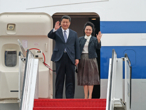 マカオ国際空港に降り立つ中国・習近平国家主席と彭麗媛夫人＝12月19日（写真：GCS）