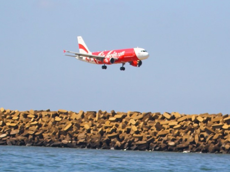 マカオ国際空港に到着するエア・アジア機（写真：IACM）