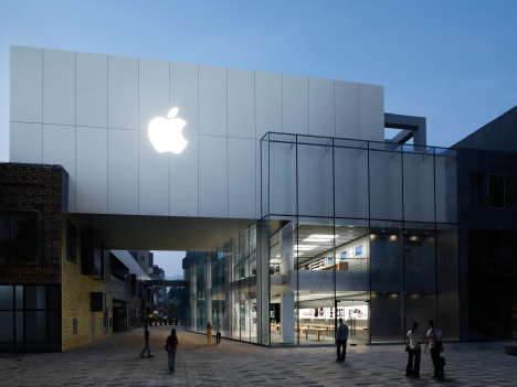 2008年7月、中国初のアップルストアとしてオープンした北京・三里屯の店舗（資料）（写真：Apple Inc.）