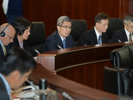 マカオ立法会施政弁論会で演説を行う黄少澤マカオ保安庁長官（写真中央）＝4月9日（写真：GCS）