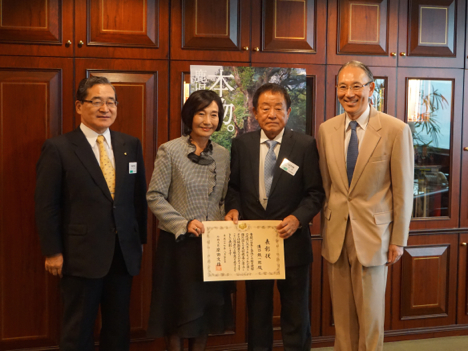 右から在香港日本国総領事館の松田邦紀総領事、溝口鐵一郎香港・鹿児島交流協会会長、溝口会長夫人、伊藤祐一郎鹿児島県知事＝10月19日—本紙撮影