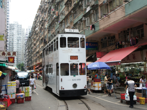 ノースポイント地区のマーケット街を走る香港トラム（資料）—本紙撮影