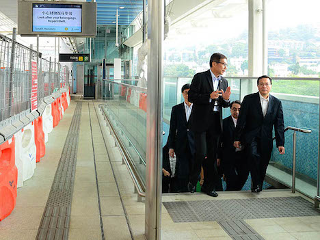 高架駅舎となるオーシャンパーク駅を視察する香港政府運輸住宅局のアンソニー・チャン局長（写真右端）＝11月14日（写真：news.gov.hk）