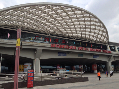 広州と中国各地を結ぶ高速鉄道が発着するターミナル、広州南駅。手前に地下鉄入口が見える（資料）—本紙撮影