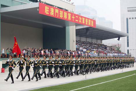 マカオの学生らを前に行進する中国人民解放軍駐マカオ部隊の兵士＝5月2日、タイパ島（写真：DESJ）