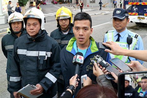 マカオ・コタイ地区の多重衝突事故現場で開催されたマカオ治安警察局、消防局による合同記者会見の様子＝2016年12月20日（写真：GCS）