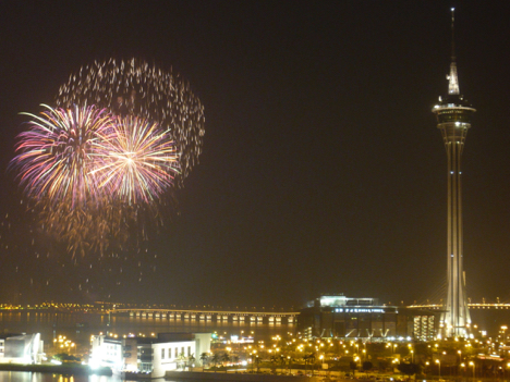 マカオの夜空を彩る花火（資料）－本紙撮影