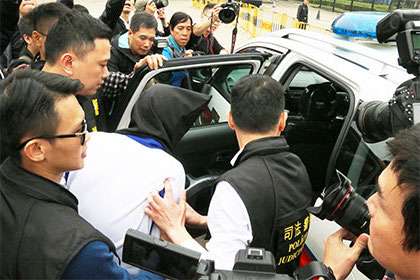 中国公安からマカオ司法警察局への容疑者の身柄引き渡しの様子＝3月16日（写真：マカオ司法警察局）