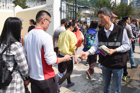 墓参りに訪れた市民らに防蚊対策チラシを配布する衛生局スタッフ＝4月4日、新西洋墳場（写真：GCS）