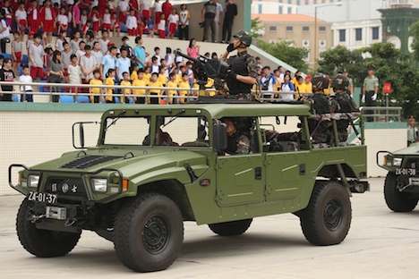 地元学生らを前にパレードする中国人民解放軍駐マカオ部隊の兵士＝2017年5月2日、タイパ島（写真：DESJ）