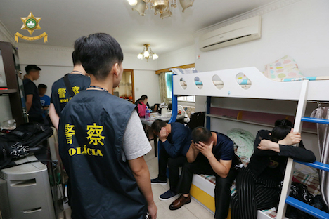 無認可営業の宿泊施設に対する摘発の様子＝2017年5月4日（写真：マカオ治安警察局）