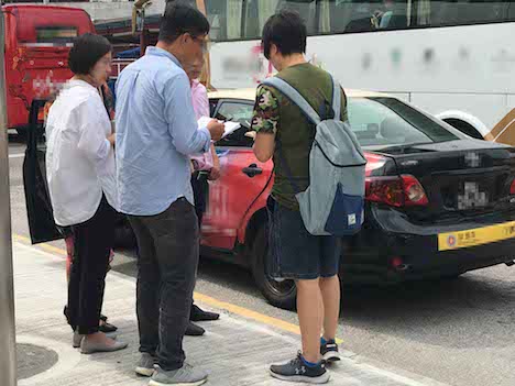 マカオ治安警察局による違反タクシーに対する取り締まりの様子（写真：マカオ治安警察局）