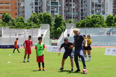 マカオの青少年に指導するリバプールFCのレジェンド、サミ・ヒーピア（右）とロビー・ファウラー（左）＝2017年7月22日、マカオ・タイパ島のマカオスタジアム－本紙撮影