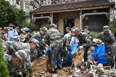 市民、マカオ当局、中国人民解放軍駐マカオ部隊が協力してマカオ半島の観光名所、十月初五街周辺でがれきの撤去作業を行う様子＝2017年8月25日（写真：GCS）