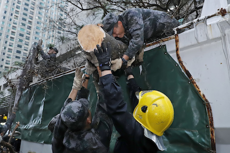 倒木の除去作業にあたる中国人民解放軍駐マカオ部隊の隊員ら＝2017年8月27日（写真：GCS）