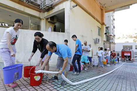 台風13号の襲来により浄水場の機能が停止したことを受け、マカオの広い範囲で長期間にわたって断水が続き、市内各所に給水車が出動した。現在では水の供給はほぼ回復している（資料）＝2017年8月26日（写真：GCS）