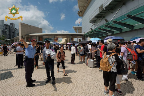 關閘イミグレーション周辺で秩序維持にあたる警察官（写真：マカオ治安警察局）