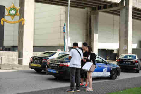 マカオ治安警察局による違反タクシーに対する取り締まりの様子（写真：マカオ治安警察局）