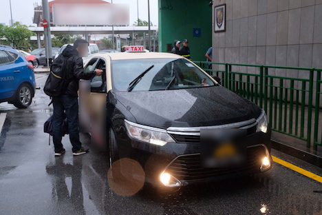 マカオ治安警察局による違反タクシーに対する取り締まりの様子＝2017年10月15日（写真：マカオ治安警察局）