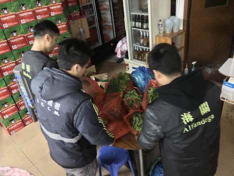 マカオ税関と民政総署食品安全センターによる取り締まりの様子（写真：澳門海關）