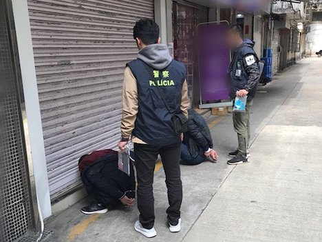 逮捕された男2人＝2018年2月27日（写真：マカオ治安警察局）