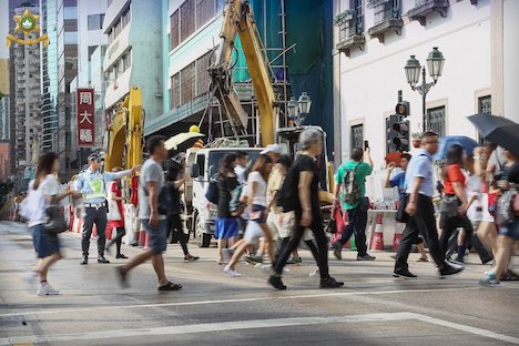 横断歩道で交通整理にあたる警察官（資料）（写真：マカオ治安警察局）