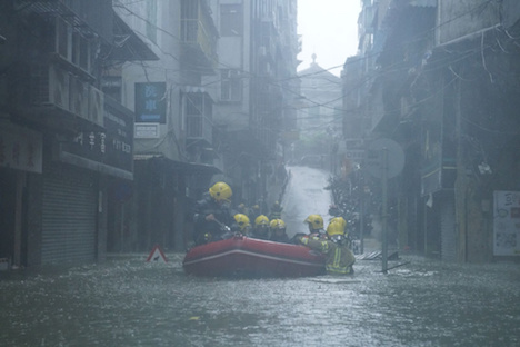 台風22号の影響で浸水被害の出たマカオ半島内港エリアで救援活動を行うマカオ保安部隊ら＝2018年9月16日（写真：GCS）