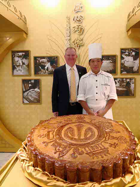 グランドリスボアマカオで展示される巨大月餅（写真：Grand Lisboa Hotel）