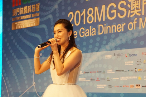 「MGSエンターテイメントショー」6周年記念ガラディナーのステージに出演した酒井法子さん＝2018年11月14日、JWマリオットホテルマカオにて本紙撮影