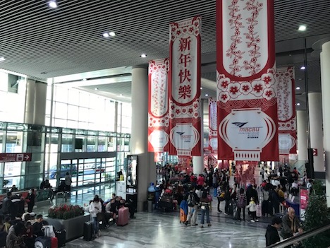 春節ムード漂うマカオ国際空港の出発ホール（写真：CAM）