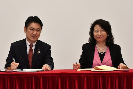 協力覚書署名式に臨む日本国の山下貴司法務大臣（左）と香港特別行政区のテレサ・チェン法務長官（右）＝2019年1月9日（写真：news.gov.hk）