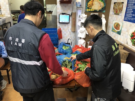 マカオ税関と市政署食品安全廳による取り締まりの様子（写真：澳門海關）