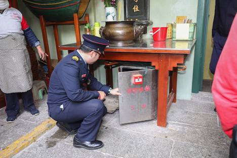 マカオ政府文化局と消防局による寺院を対象とした防火パトロールの様子（写真：マカオ政府文化局）