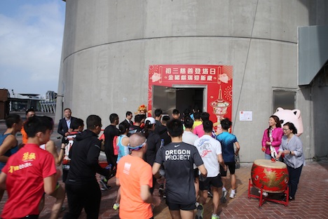 マカオタワーの展望台を目指して階段を駆け上がるランナーたち＝2019年2月7日（写真：Macau Tower）