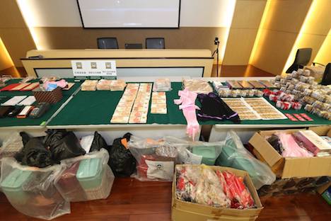 マカオ司法警察局の特別記者会見で公開された押収品の一部＝2019年3月18日（写真：マカオ司法警察局）