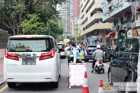 マカオの自動車及びバイクによる歩行者優先義務違反取り締まりの様子（写真：マカオ治安警察局）