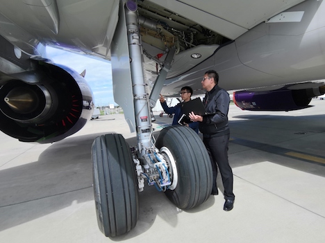 マカオ民航局によるマカオ航空のエアバスA320neo機に対する検査の様子（写真：AACM）