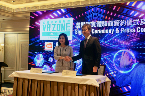 「VR ZONE MACAU」サイニングセレモニーに臨むマカオフィッシャーマンズワーフインターナショナルインベストメントの陳美儀総裁（左）とバンダイナムコアミューズメントの堀内美康取締役＝2019年5月20日、マカオフィッシャーマンズワーフにて本紙撮影