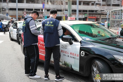 マカオ治安警察局による違反タクシーに対する取り締まりの様子（写真：マカオ治安警察局）