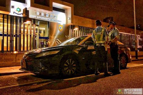 マカオ治安警察局による違反タクシーに対する取り締まりの様子（写真：マカオ治安警察局）