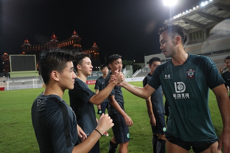 U23マカオ代表との合同練習に参加したサウサンプトンFCの吉田麻也選手（写真右）＝2019年7月22日（写真：マカオ政府体育局）