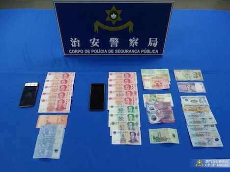 被疑者2人の所持品の中から見つかった各種通貨の現金（写真：マカオ治安警察局）