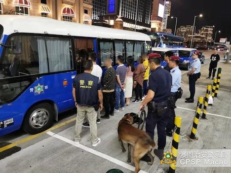 マカオ治安警察局によるカジノ密集エリアでの大規模取り締まりの様子（写真：マカオ治安警察局）