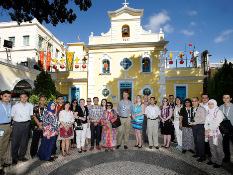 コロアン島の観光名所を視察した第45回APEC観光産業部会メンバー（写真：新聞局）